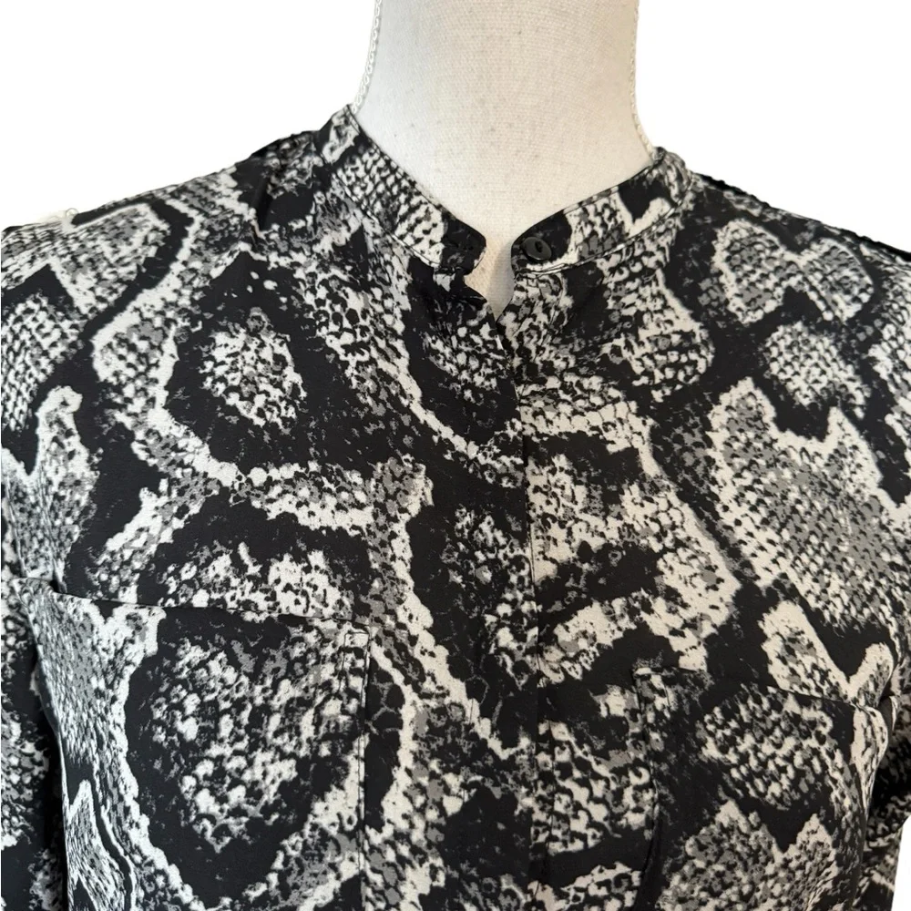 ❤️LARRY LEVINE SNAKESKIN PRINT BLOUSE SMALL #E - Picture 3 of 11